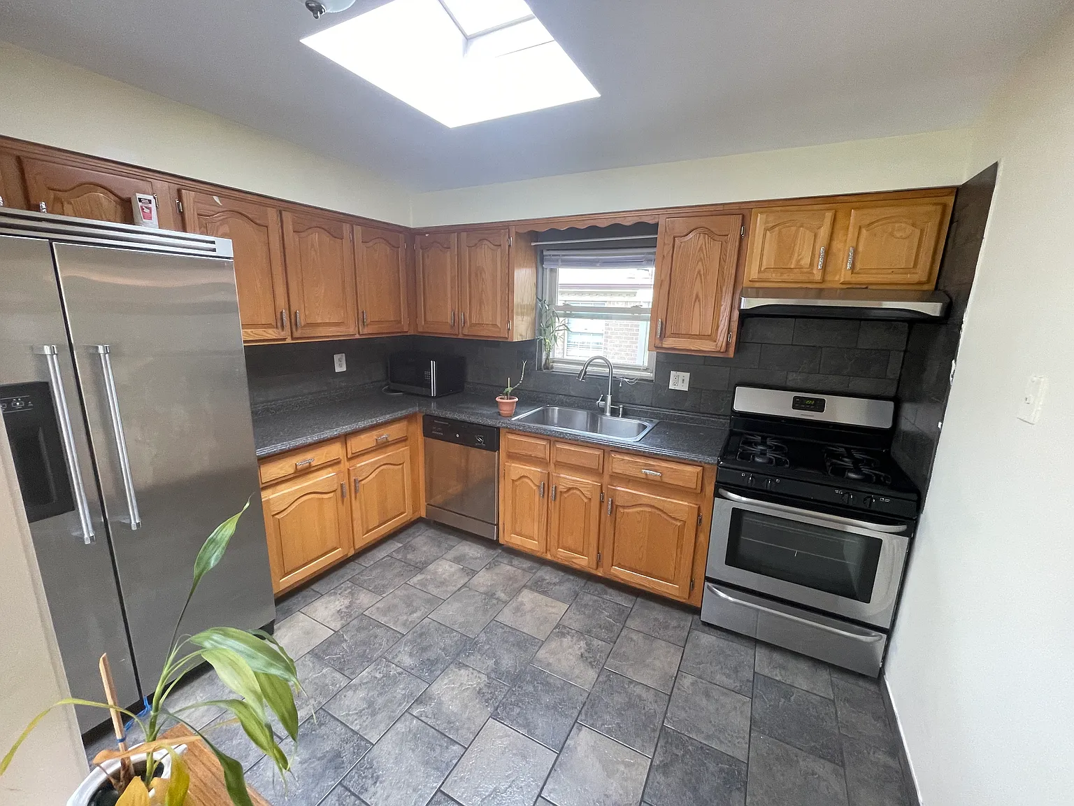3 bed, 1.5 bath, 1300 sqft, $3,000 — Photo 1
