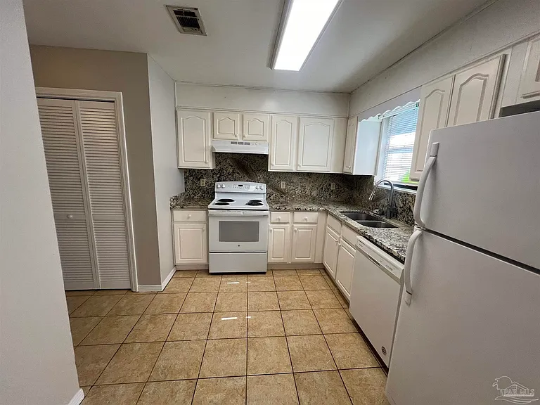 842 Amberway Dr — Photo 5