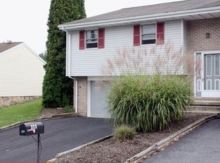 323 Colonial Dr, Akron, PA 17501