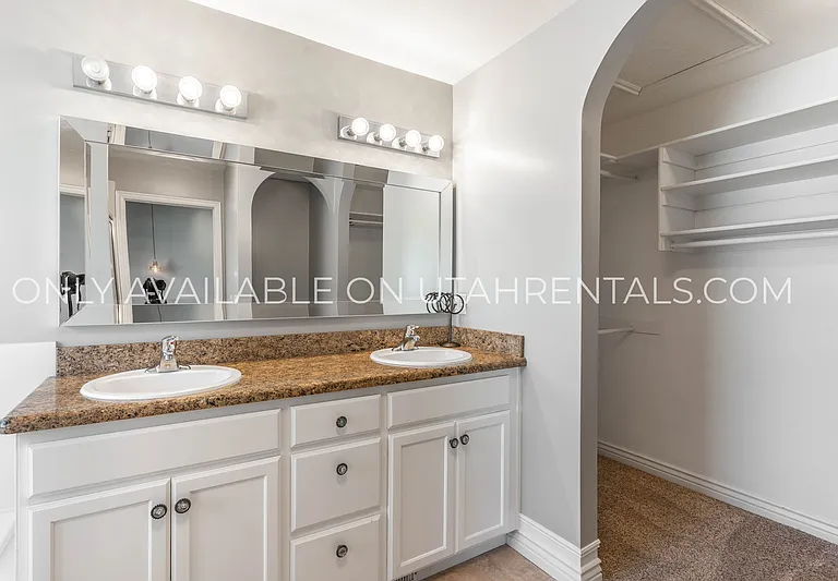 1595 S 50 W — Photo 14