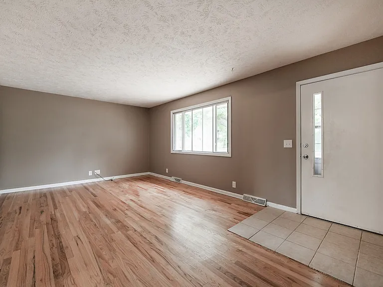 1518 N 107th Ave — Photo 2
