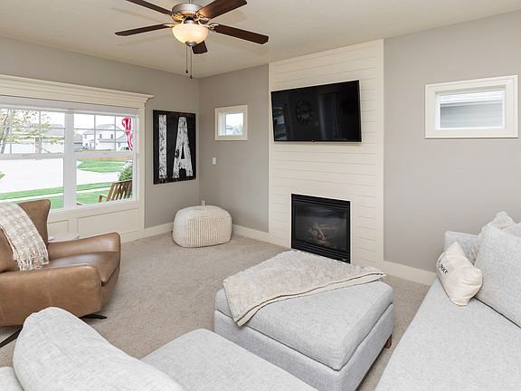 4th image of 1376 E Pine Ridge Dr
