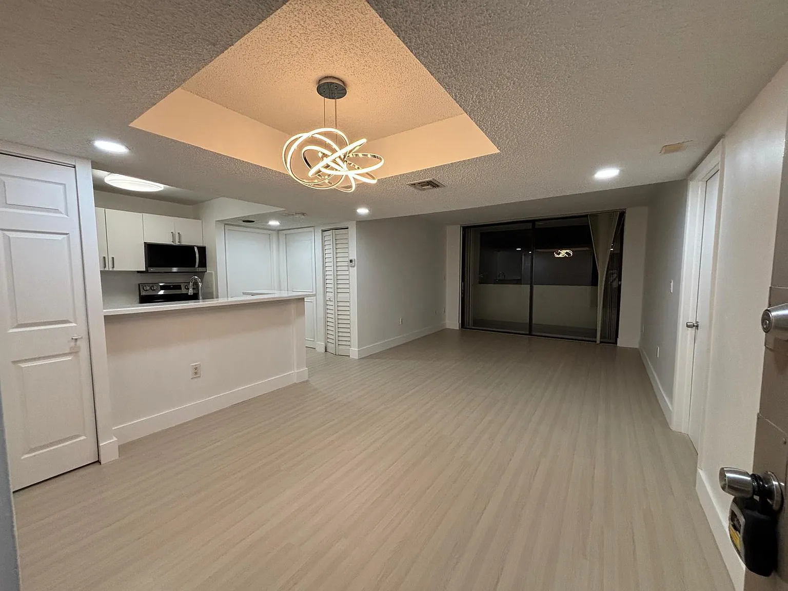 2 bed, 827 sqft, $2,300 — Photo 1