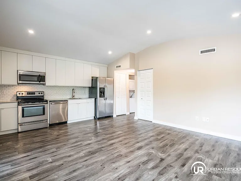 2412 NE 26th St #7 — Photo 5