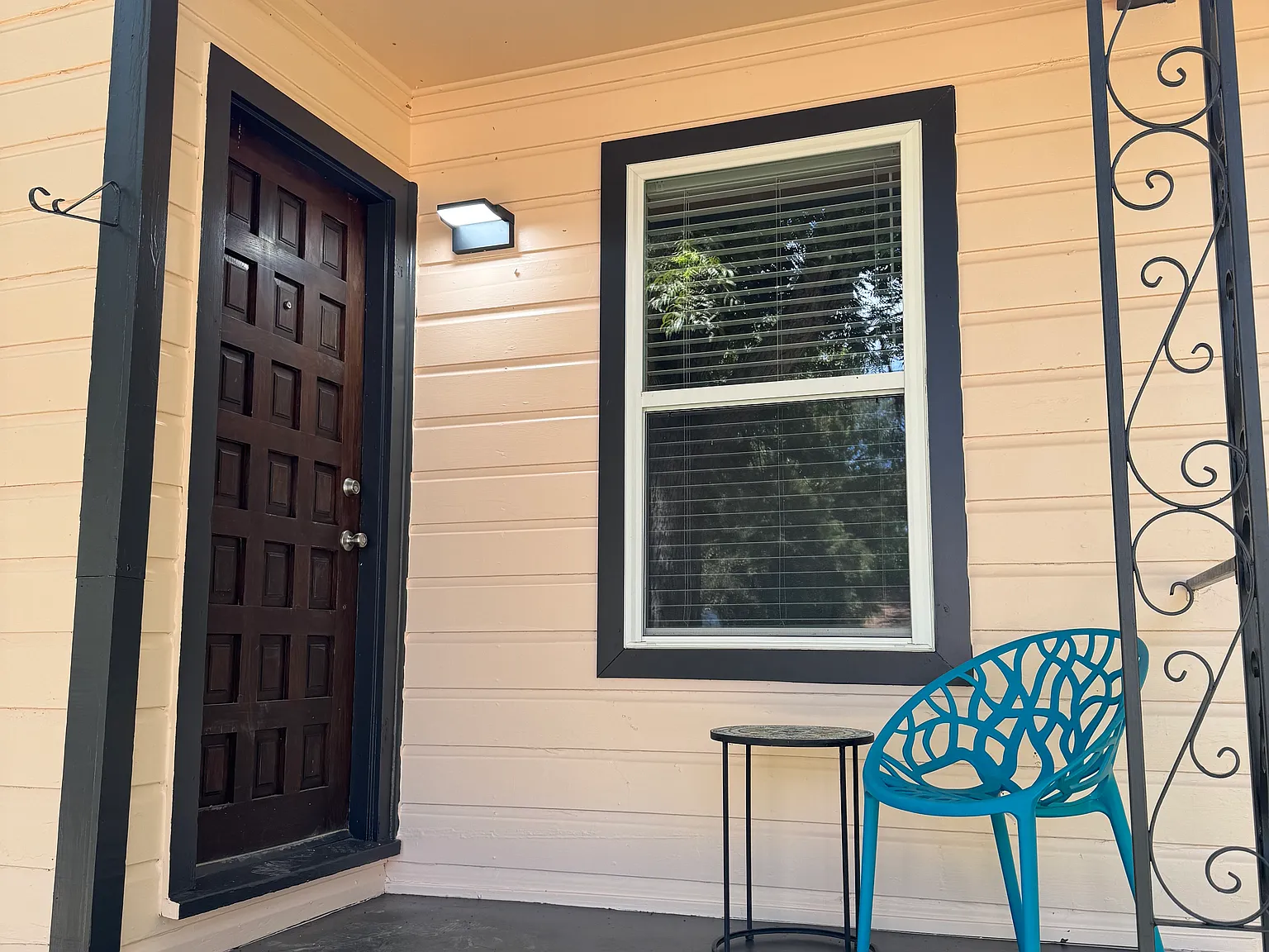 409 Sarah St — Photo 3