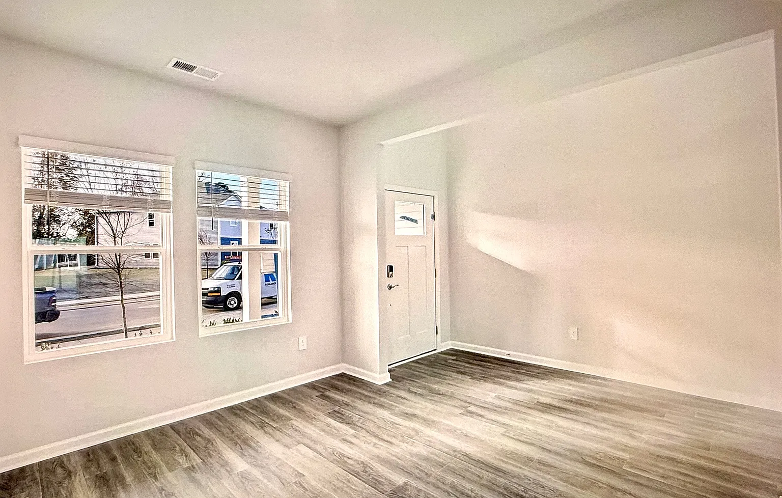 5 bed, 2967 sqft, $2,300 — Photo 2