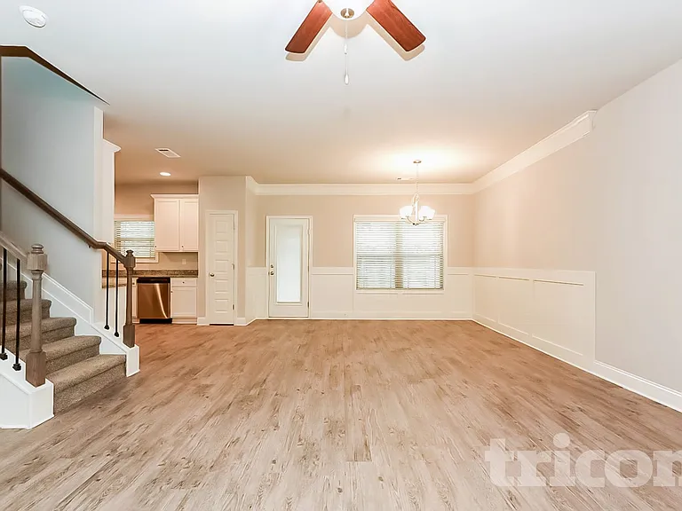 817 Crescent Way — Photo 2