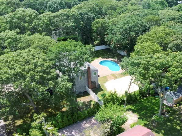 10 Robertson Lane, Hampton Bays, NY 11946