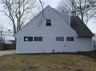 32 Jupiter Ln, Levittown, NY 11756