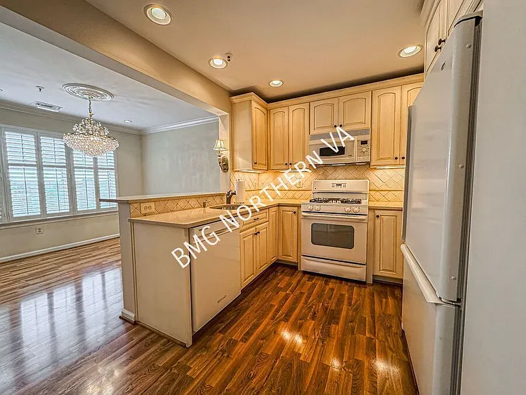 5565 Seminary Rd #404 — Photo 6