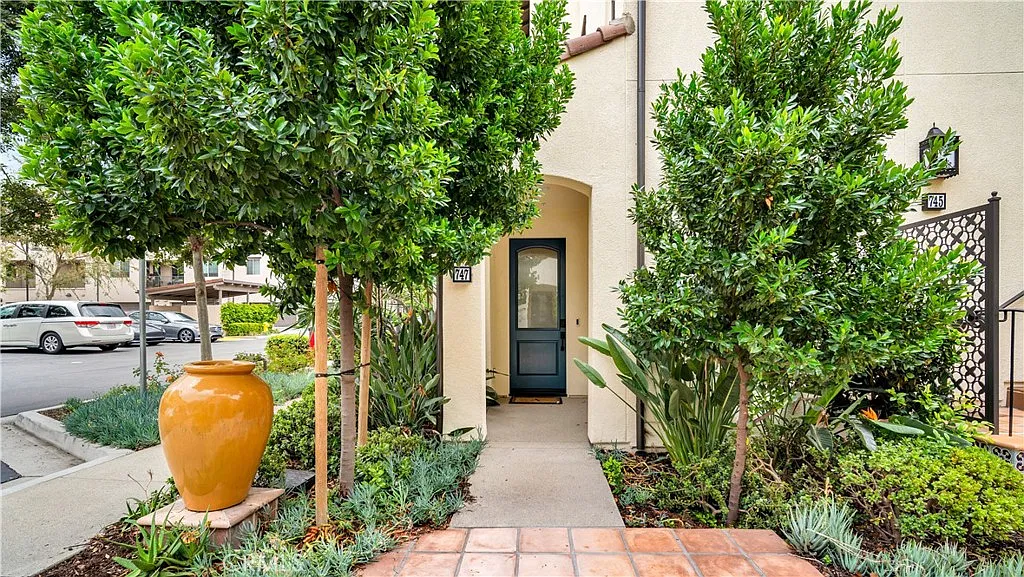 3 bed, 2.5 bath, 1706 sqft, $4,500 — Photo 2