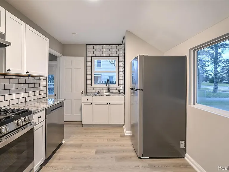 2726 Fernwood Ave — Photo 9