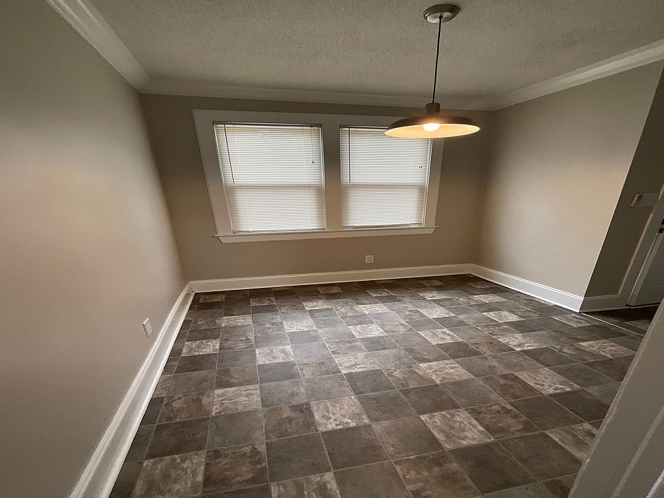 Large Garden- Dining Area2