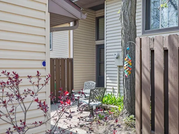 147 River Woods Ln, Burnsville, MN 55337