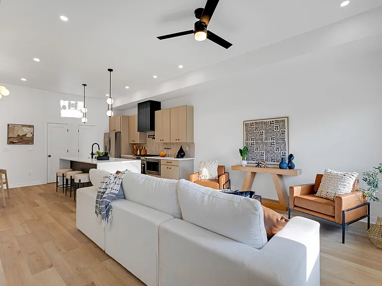 1025 Churchman Ave — Photo 5