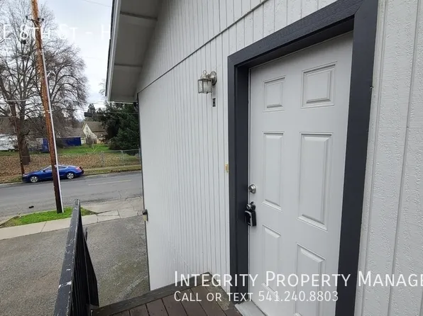 704 NE 8th St #H, Grants Pass, OR 97526