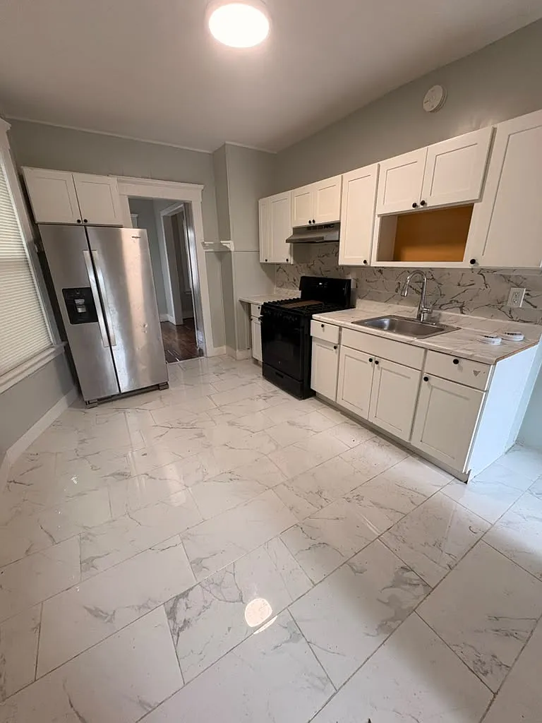 5 bed, 1338 sqft, $2,700 — Photo 1