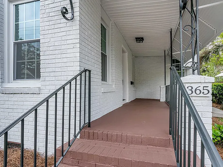3 bed, 996 sqft, $4,600 — Photo 1