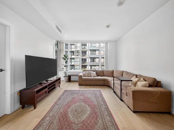 2565 Maple St #301, Vancouver, BC V6J 0C8