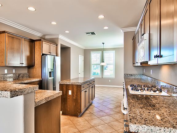 3rd image of 611 Orchid Ln