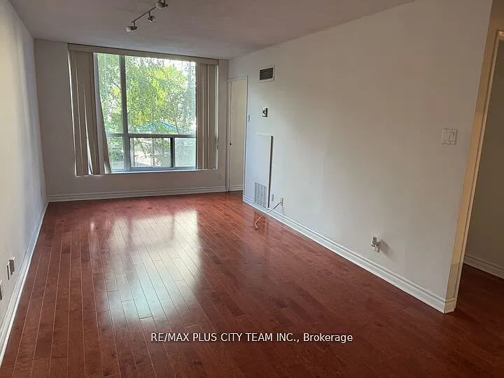 92 King St E — Photo 2
