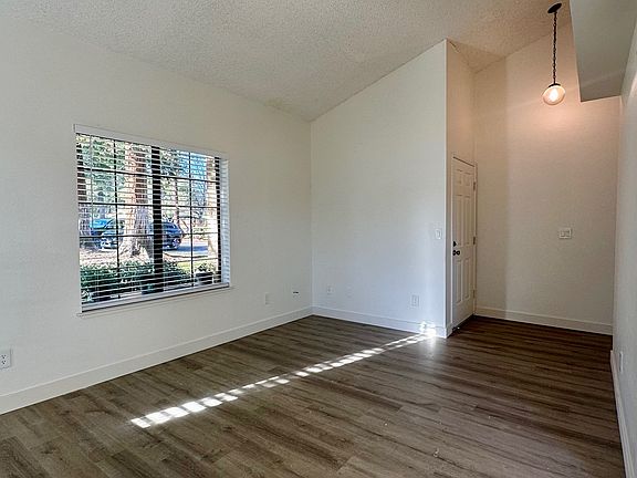 Living Room / Entry