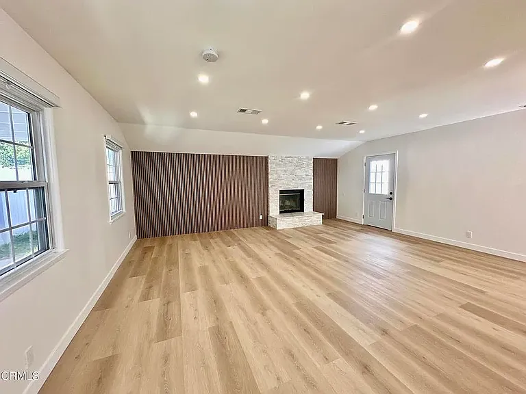 17451 Keswick St — Photo 3