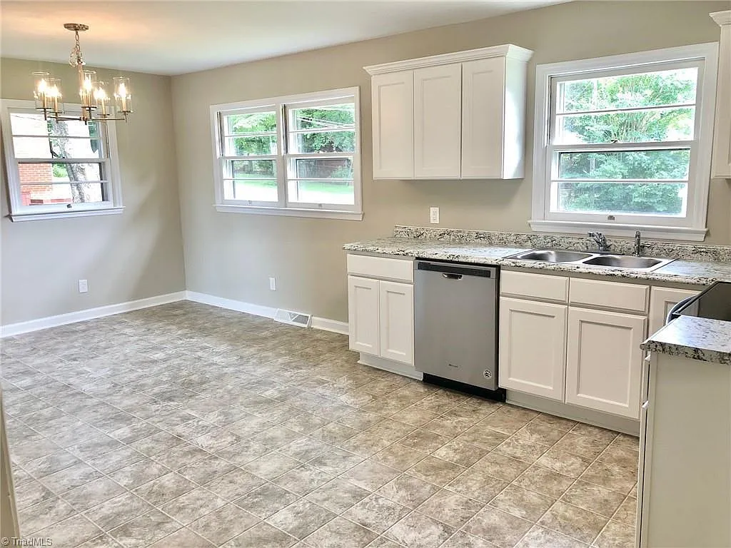 3 bed, 2100 sqft, $1,750 — Photo 4