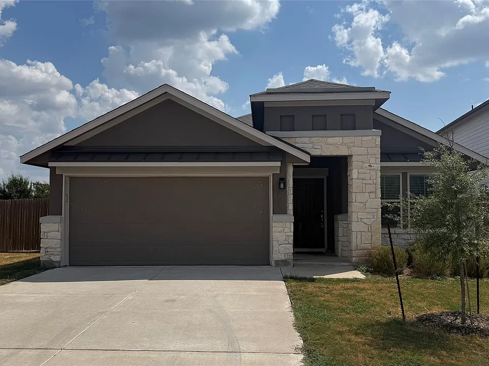 125 Woods Edge Ln