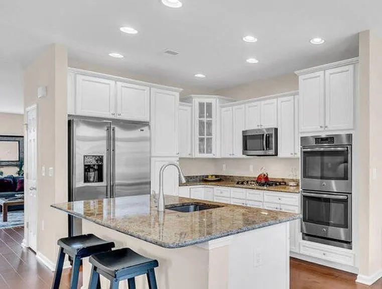 301 Princeton Ct — Photo 3