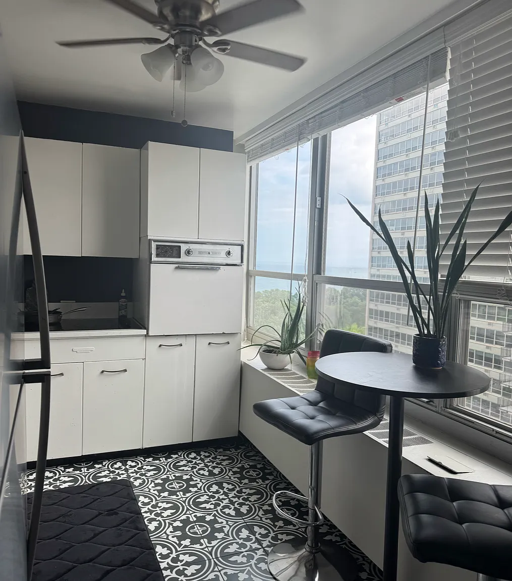 Studio, 696 sqft, $1,800 — Photo 3