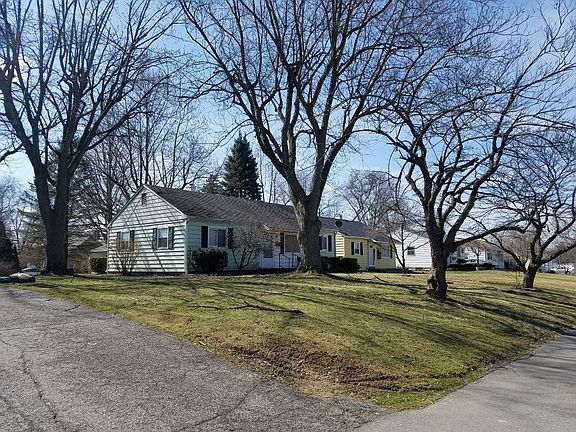 3rd image of 19 Broadmoor Dr