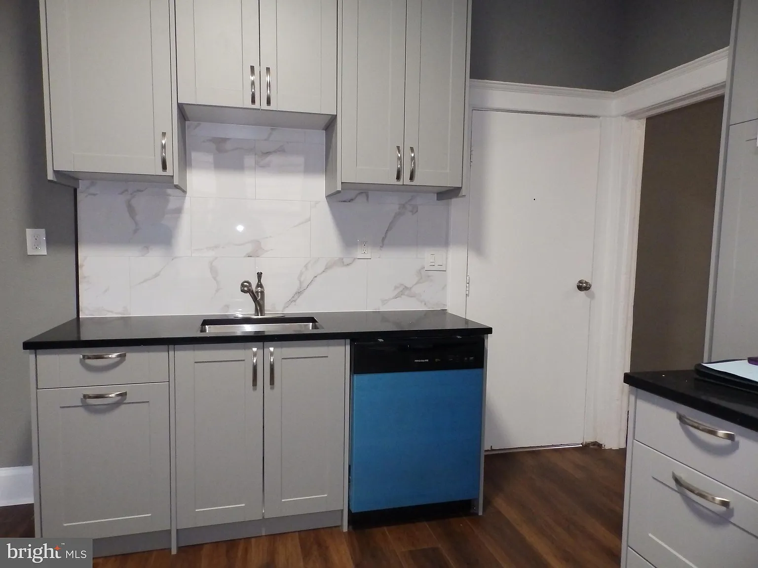 2 bed, 1.0 bath, 900 sqft, $3,200 — Photo 4