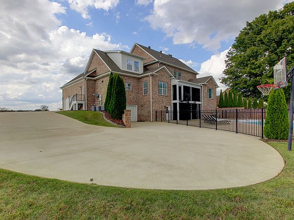 3rd image of 810 Yorkbar Ct