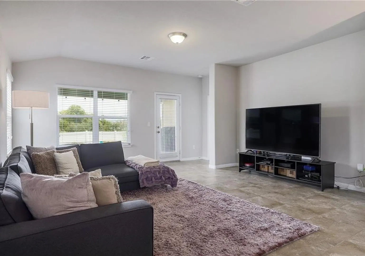 Spacious & Beautiful 3/BR 2/BA Home with Enclosed Porch! — Photo 4