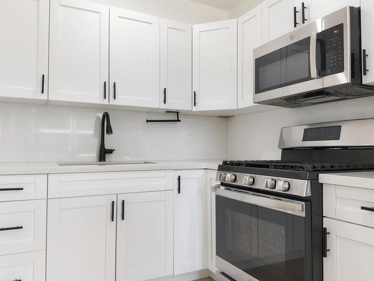 3 bed, 1043 sqft, $2,995 — Photo 2