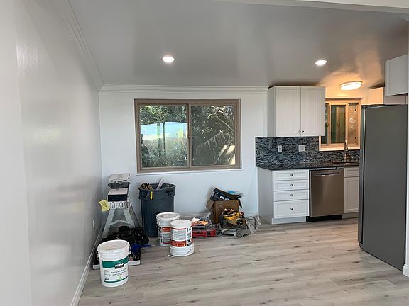 Dining area has ocean and back garden views and opens onto your gourmet kitchen. It has high ceilings and is spacious enough to handle any size table you want to have.