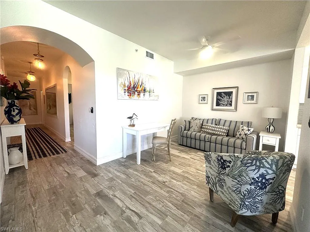 2 bed, 2.0 bath, 1372 sqft, $5,500 — Photo 4