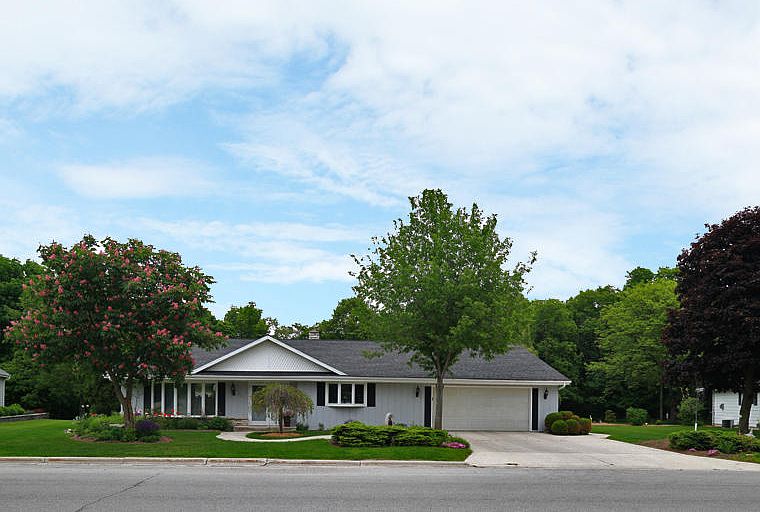 1st image of 260 Crestwood Dr
