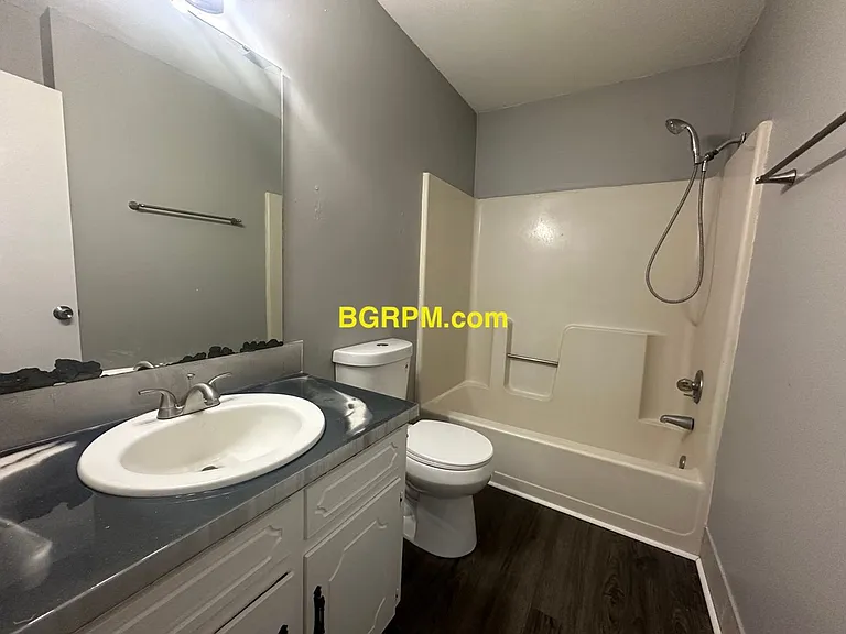1099 W Elm St — Photo 10