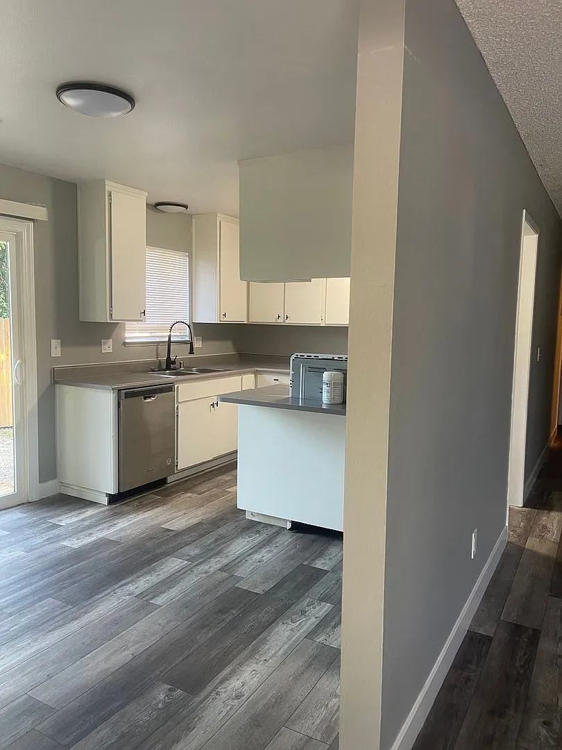 3 Bed 2 Bath House Is Shasta Lake — Photo 2