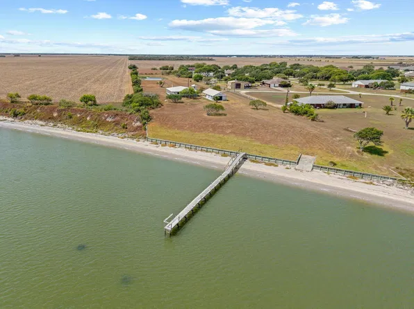 96 E Meadowlark Dr, Port Lavaca, TX 77979