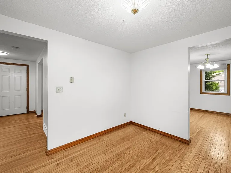 3129 Windsor Dr — Photo 12