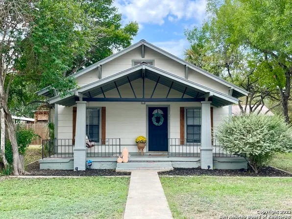 411 W PARK AVE, Devine, TX 78016