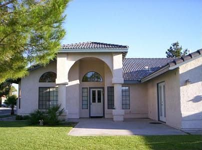 Beautifull 4 bedroom plus office & den in the Estates.. 