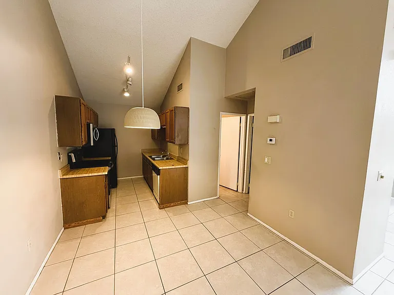 602 N May #21 — Photo 5