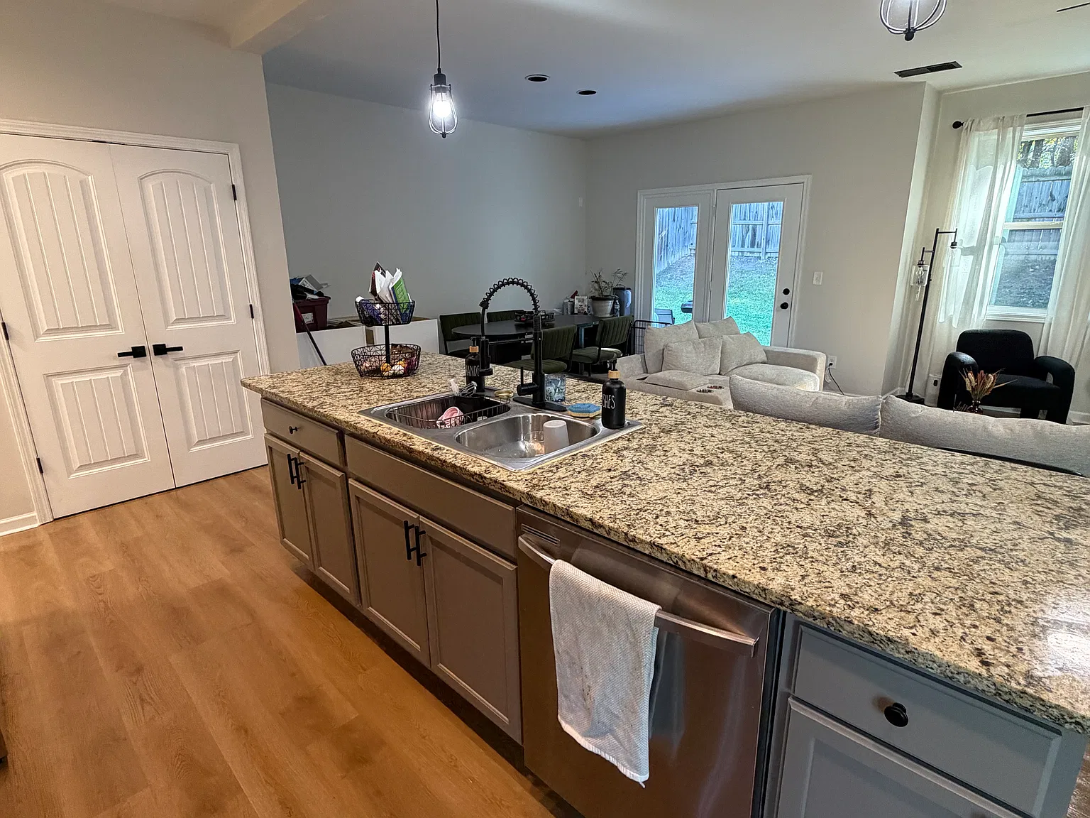 3 bed, 2.5 bath, 2124 sqft, $2,550 — Photo 3