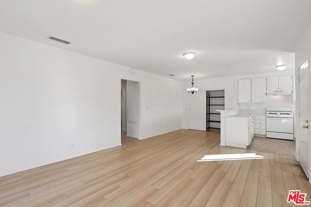 Building Photo - 5429 Troost Ave #4