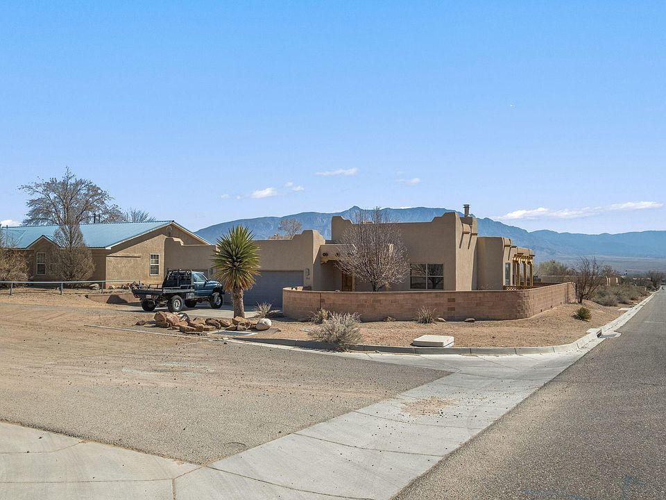 1st image of 900 Acapulco Ct NE