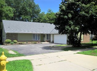 2437 Pebble Valley Rd, Waukesha, WI 53188